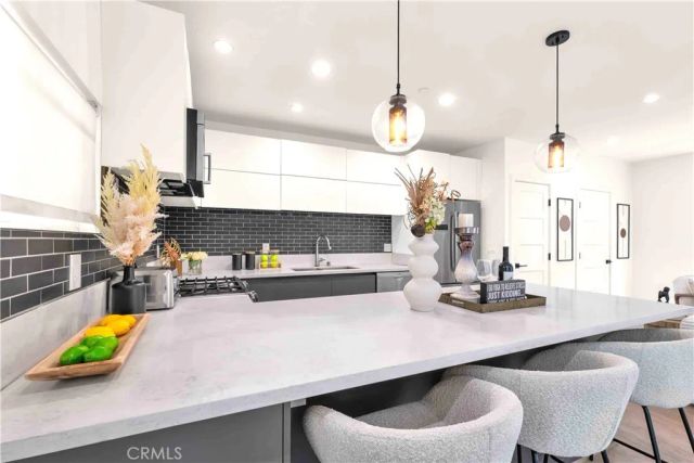 113 N Manhattan Place, Los Angeles, CA 90004