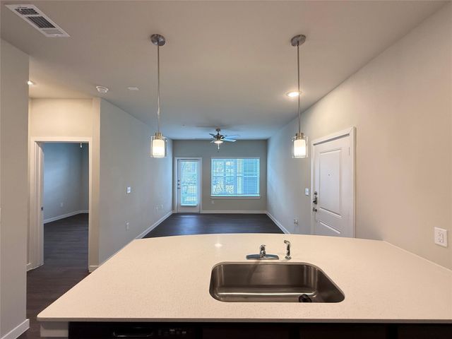 2102 Antoine Drive P6.3105, Houston, TX 77055