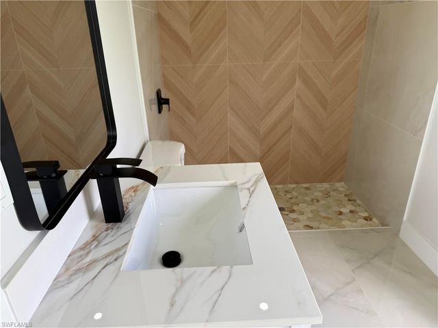 180 Pembroke ST, Lehigh Acres, FL 33974