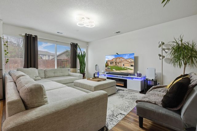 3130 Walnut Ln, Riverbank, CA 95367