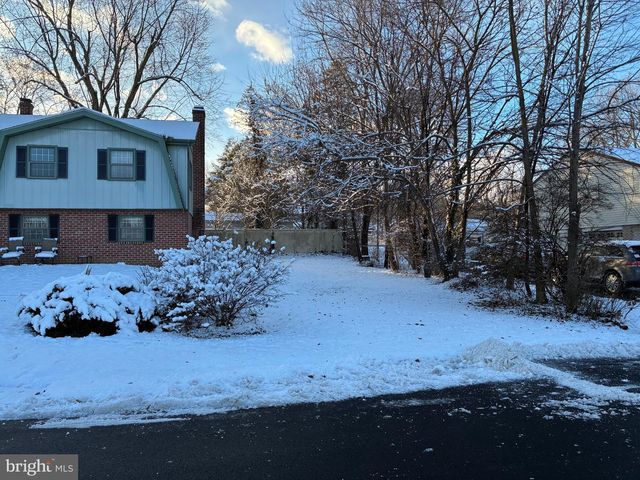 2545 SADDLE DR, Lancaster, PA 17601