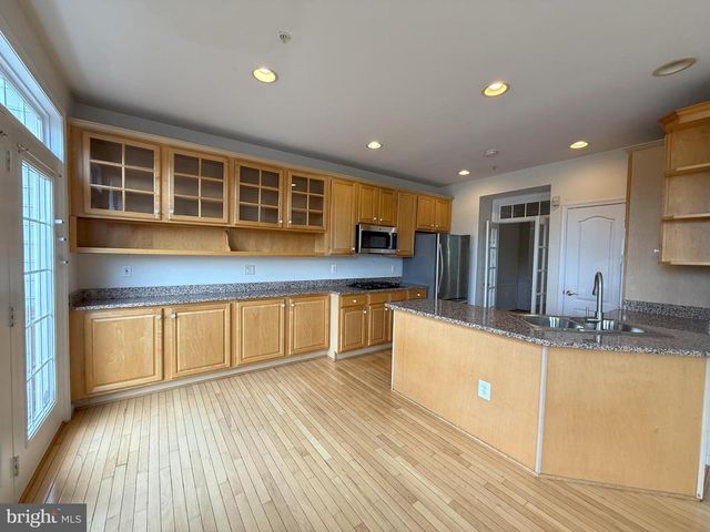 6130 STONEHENGE PL #7, North Bethesda, MD 20852