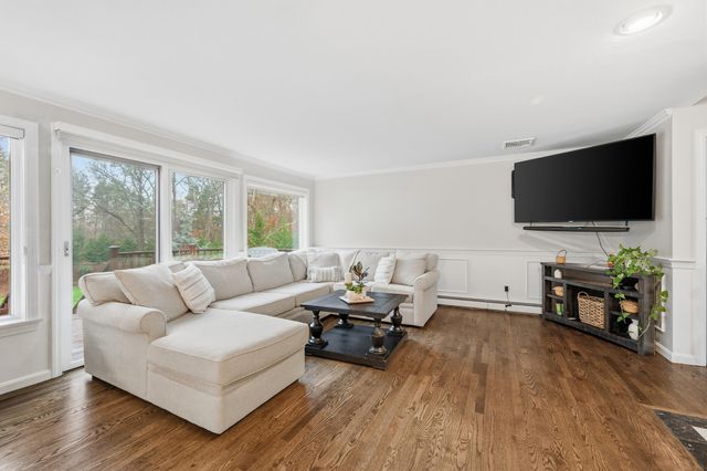 23 Middle Pond Path, Marstons Mills, MA 02648