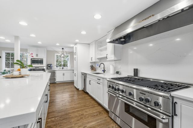 23 Middle Pond Path, Marstons Mills, MA 02648