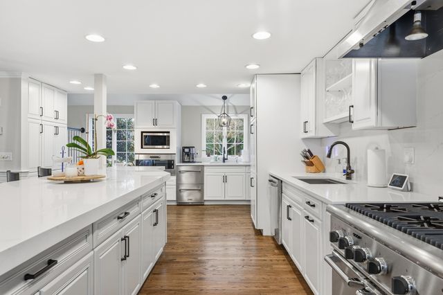 23 Middle Pond Path, Marstons Mills, MA 02648