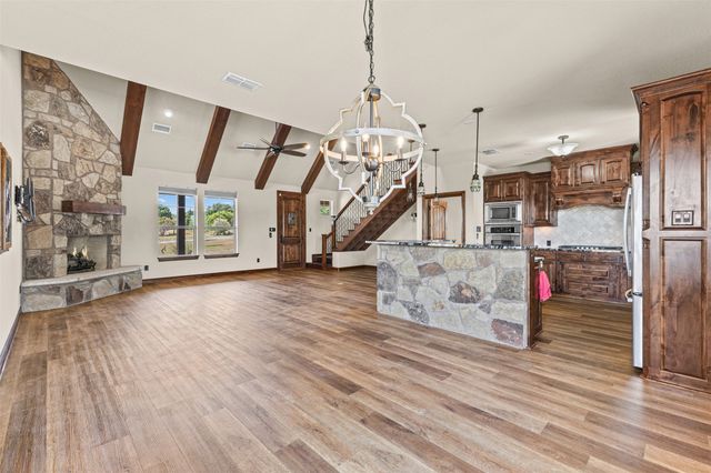 2407 Wills Way Drive, Granbury, TX 76049