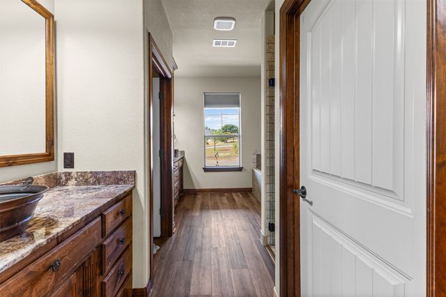 2407 Wills Way Drive, Granbury, TX 76049