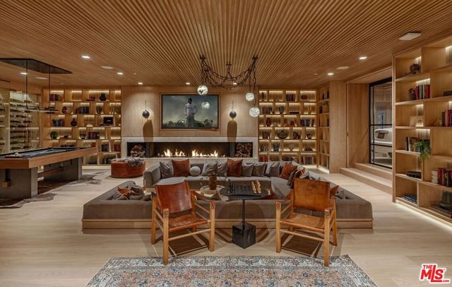 1039 Wallace, Beverly Hills, CA 90210