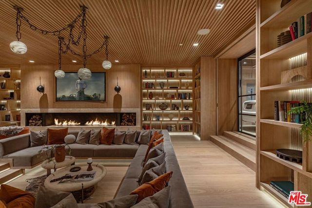 1039 Wallace, Beverly Hills, CA 90210