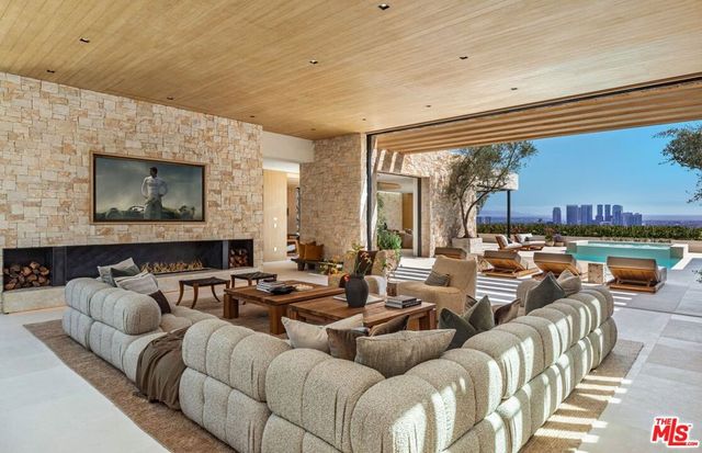 1039 Wallace, Beverly Hills, CA 90210