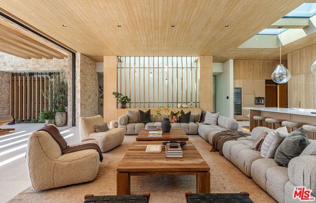 1039 Wallace, Beverly Hills, CA 90210