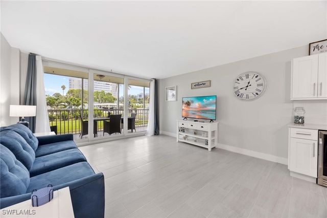 5 Bluebill AVE 108, Naples, FL 34108