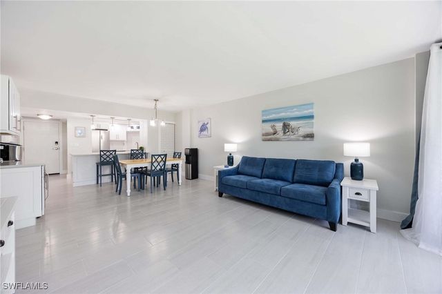 5 Bluebill AVE 108, Naples, FL 34108