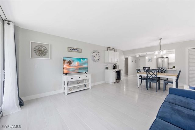 5 Bluebill AVE 108, Naples, FL 34108