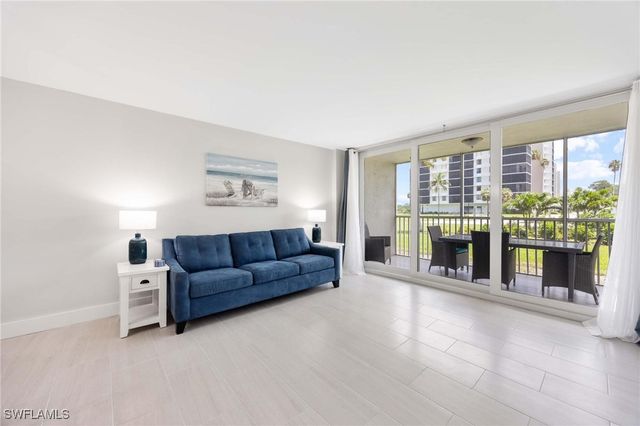 5 Bluebill AVE 108, Naples, FL 34108