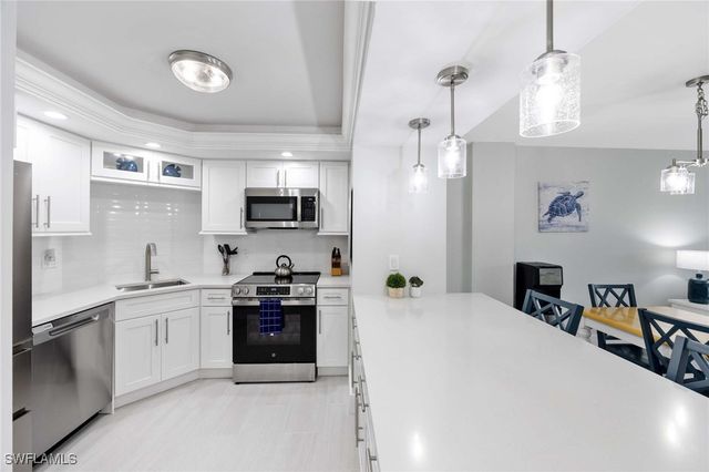 5 Bluebill AVE 108, Naples, FL 34108