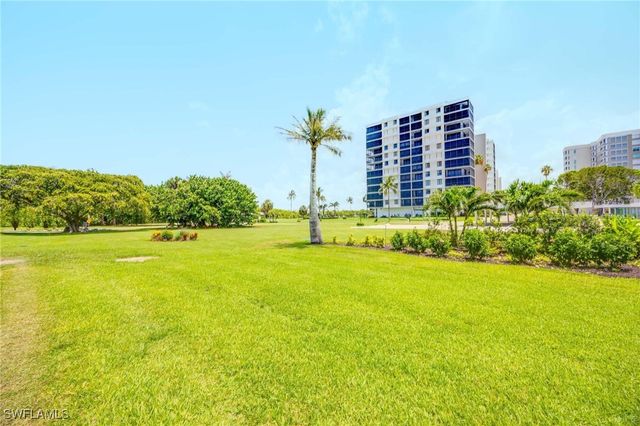 5 Bluebill AVE 108, Naples, FL 34108