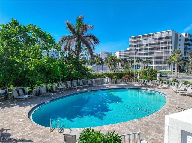 5 Bluebill AVE 108, Naples, FL 34108