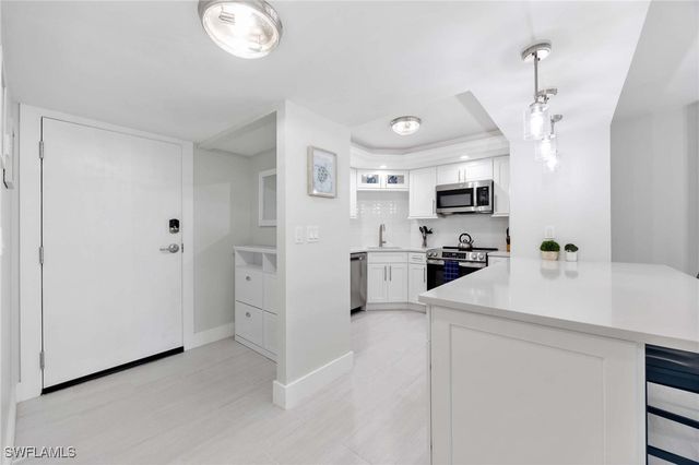 5 Bluebill AVE 108, Naples, FL 34108