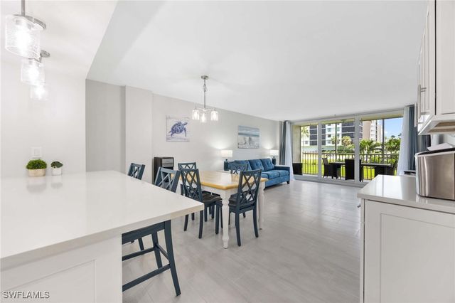 5 Bluebill AVE 108, Naples, FL 34108