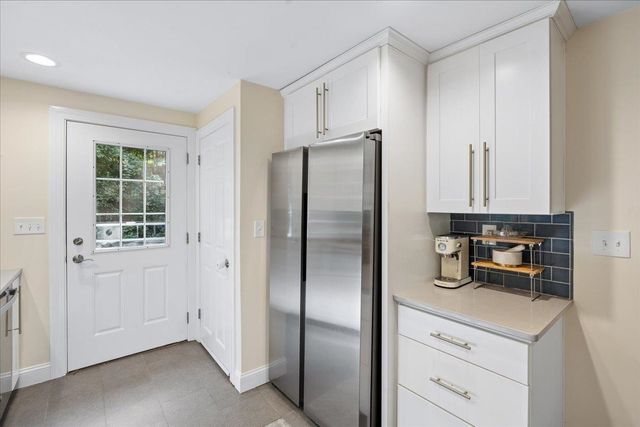 2 Carroll Circle, Derry, NH 03038