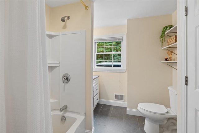 2 Carroll Circle, Derry, NH 03038