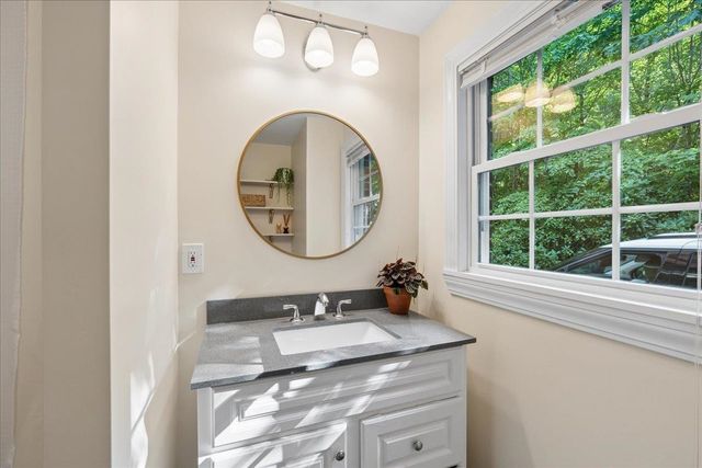 2 Carroll Circle, Derry, NH 03038