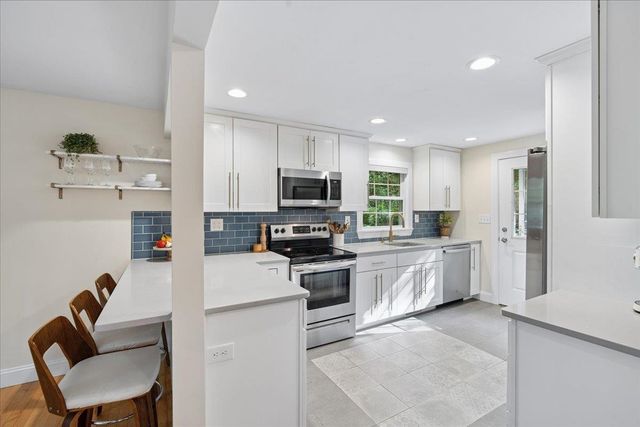 2 Carroll Circle, Derry, NH 03038
