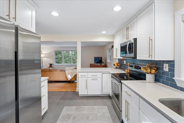 2 Carroll Circle, Derry, NH 03038