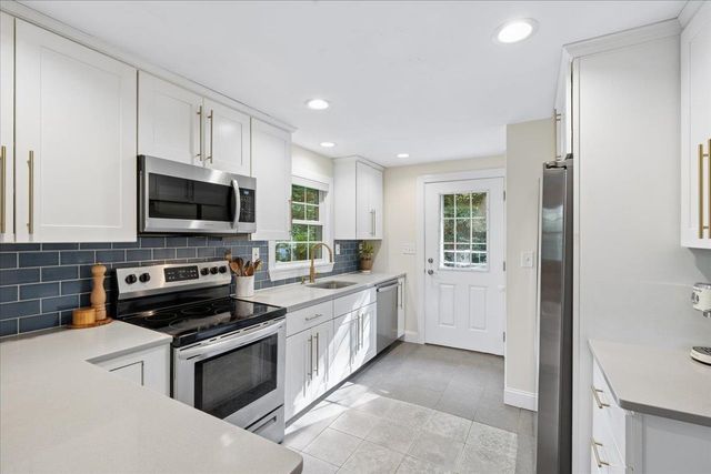 2 Carroll Circle, Derry, NH 03038