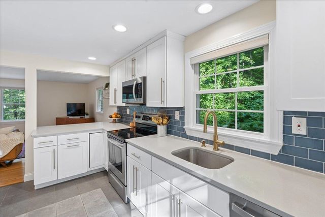 2 Carroll Circle, Derry, NH 03038