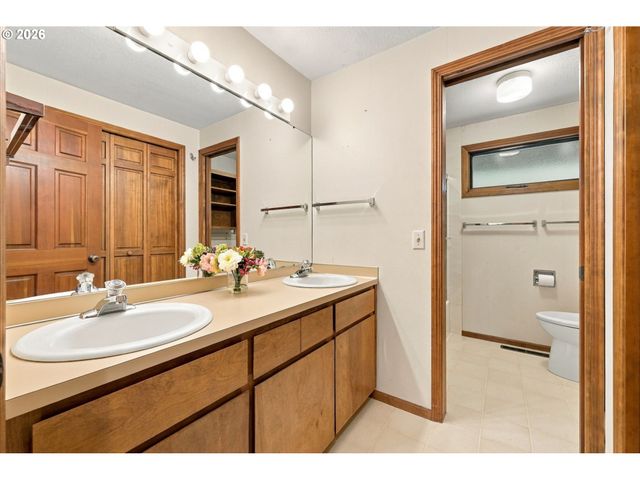 541 SPYGLASS Dr, Eugene, OR 97401