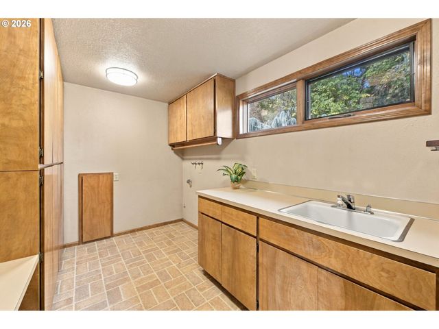 541 SPYGLASS Dr, Eugene, OR 97401