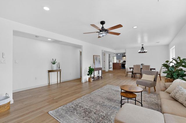 1067 Highway 314 NW, Los Lunas, NM 87031