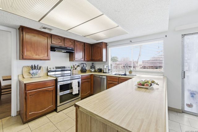 1206 Hayloft Ln, San Antonio, TX 78245