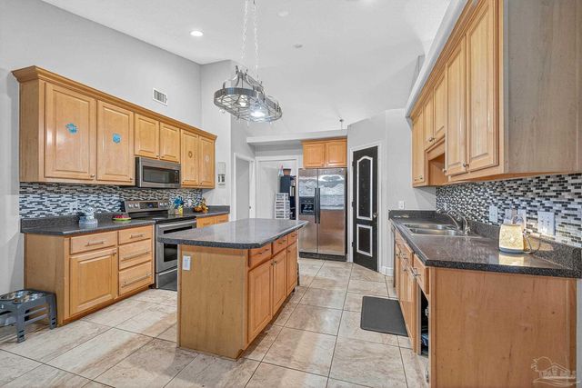 5589 Colinas Verde Dr, Milton, FL 32570