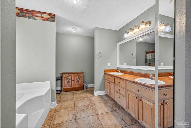 5589 Colinas Verde Dr, Milton, FL 32570