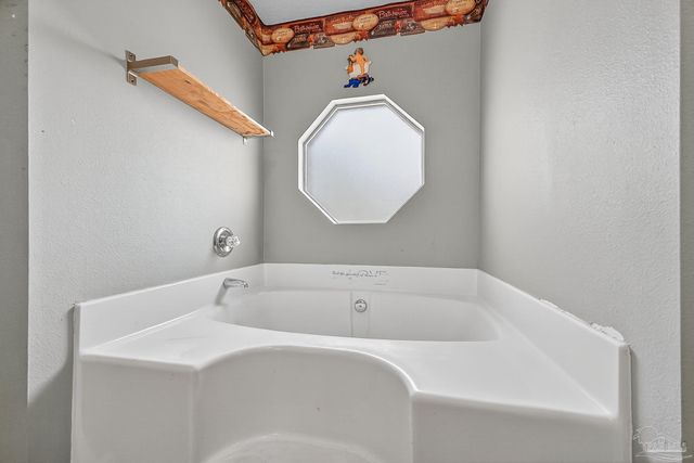 5589 Colinas Verde Dr, Milton, FL 32570