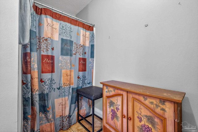 5589 Colinas Verde Dr, Milton, FL 32570