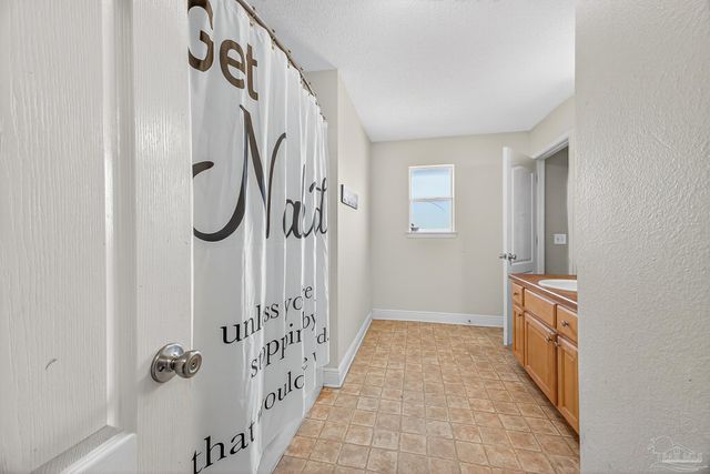 5589 Colinas Verde Dr, Milton, FL 32570