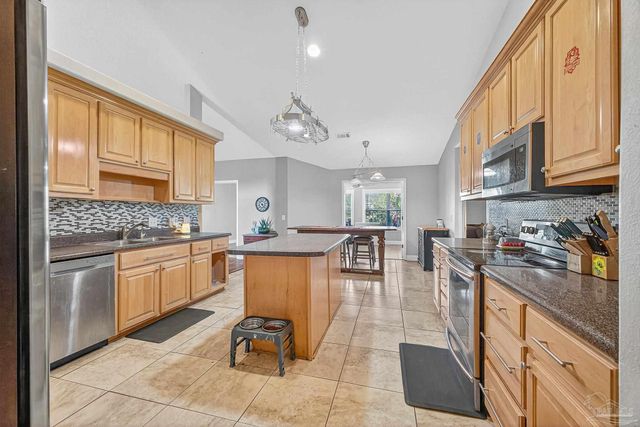 5589 Colinas Verde Dr, Milton, FL 32570