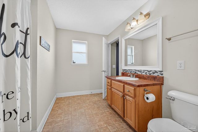 5589 Colinas Verde Dr, Milton, FL 32570