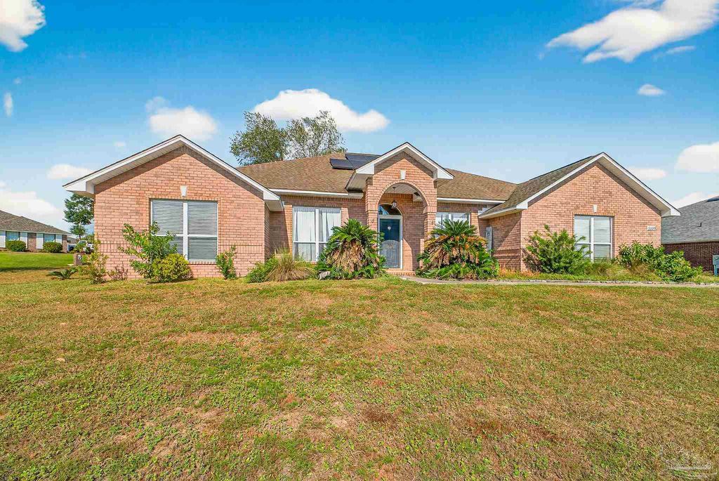 5589 Colinas Verde Dr, Milton, FL 32570