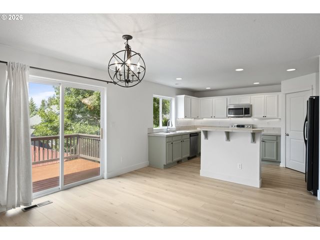 19095 BARRINGTON Ave, Sandy, OR 97055