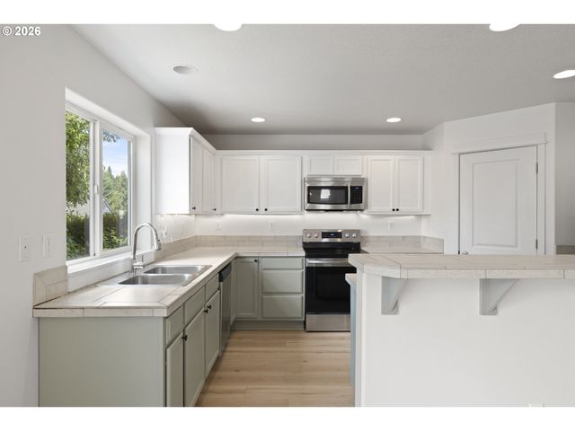 19095 BARRINGTON Ave, Sandy, OR 97055