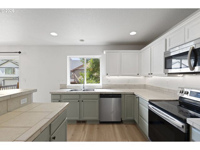 19095 BARRINGTON Ave, Sandy, OR 97055