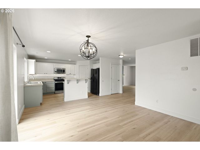 19095 BARRINGTON Ave, Sandy, OR 97055