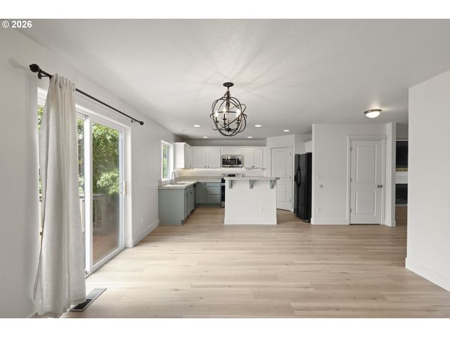 19095 BARRINGTON Ave, Sandy, OR 97055