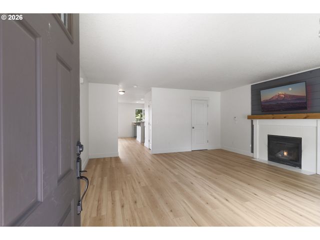 19095 BARRINGTON Ave, Sandy, OR 97055