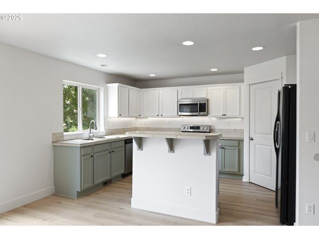 19095 BARRINGTON Ave, Sandy, OR 97055